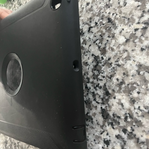 Used black otterbox protective case - iPad second generation - Picture 5 of 6
